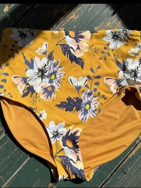 NWT Women's Swim Bikini Bottom Size M Yellow Blue White Floral Super High Rise